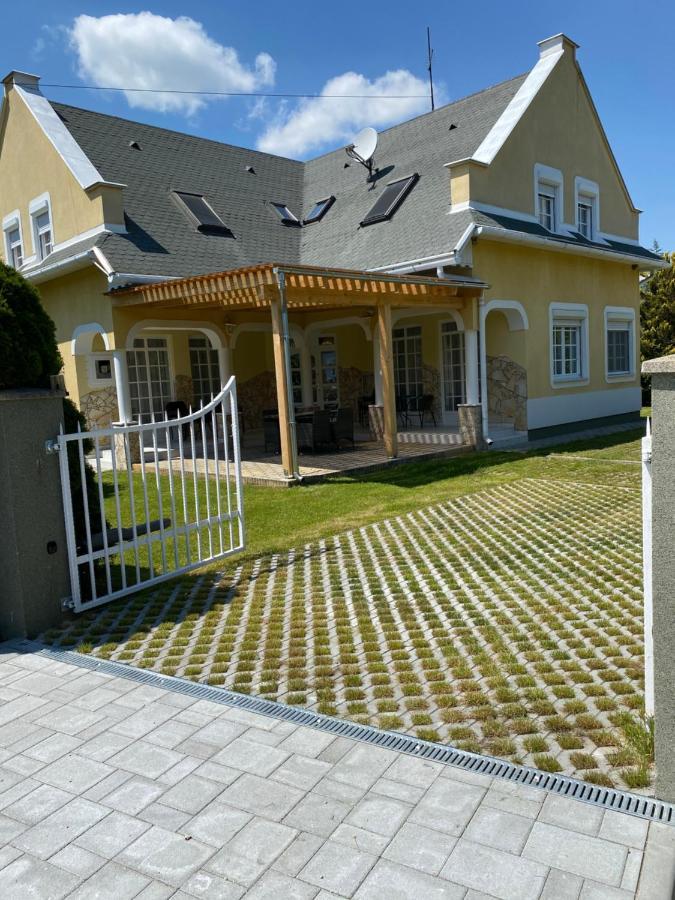 Pacsirta Apartman Lenti Eksteriør billede